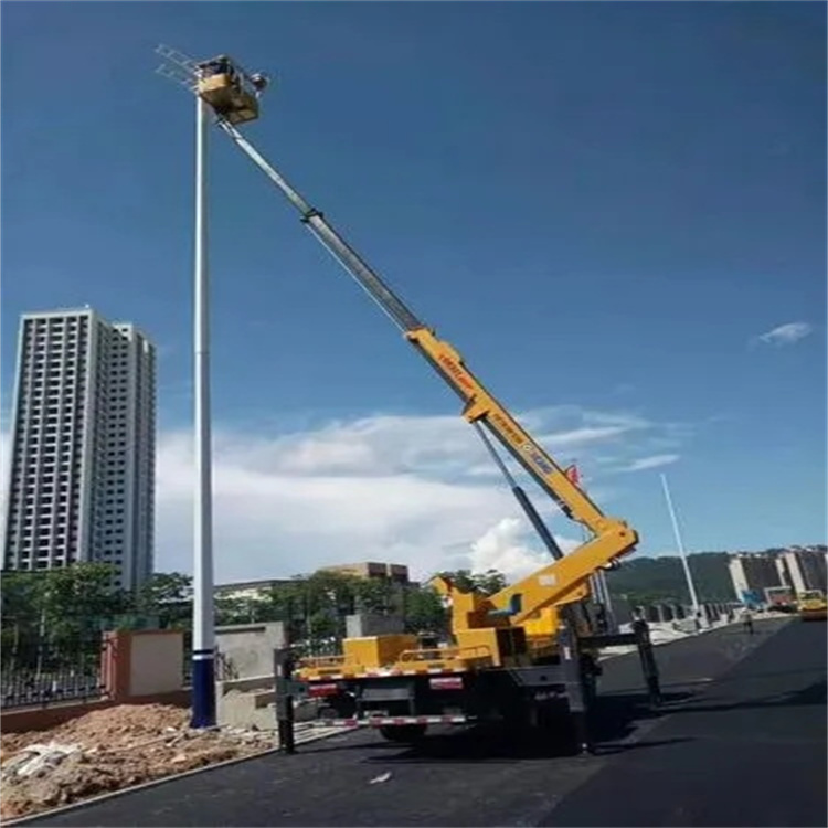 文城镇维修路灯的曲臂升降车出租